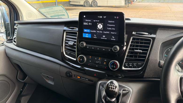 Ford Transit Custom 300 L2 Diesel Fwd 2.0 EcoBlue 130ps Low Roof D/Cab Limited Van